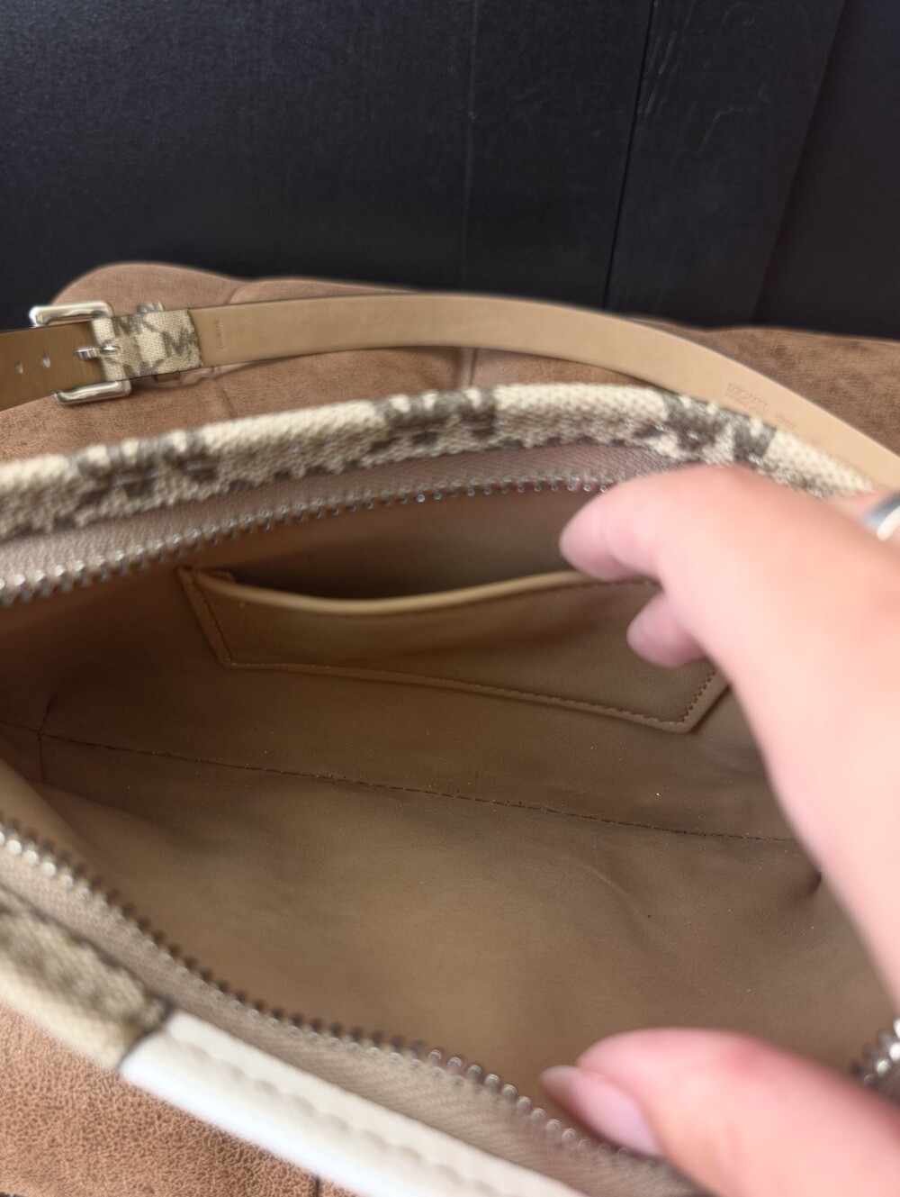 Michael Kors Beige And White Belt Bag ~ Size L/XL - Picture 8 of 9
